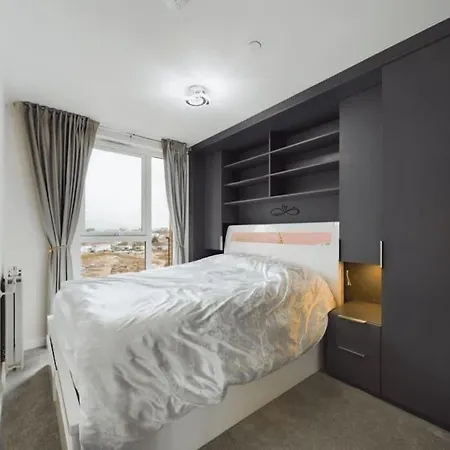 Luxury & Bright Apartment-Near Tube & Shops -Gym Access Hatch End Exterior photo