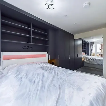 Luxury & Bright Apartment-Near Tube & Shops -Gym Access Hatch End Exterior photo