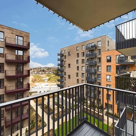 Luxury & Bright Apartment-Near Tube & Shops -Gym Access Hatch End Exterior photo