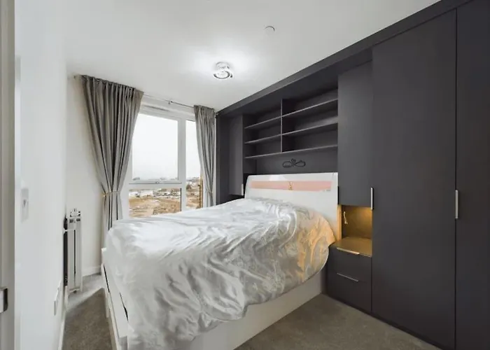Luxury & Bright Apartment-Near Tube & Shops -Gym Access