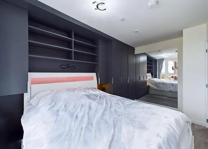 Luxury & Bright Apartment-Near Tube & Shops -Gym Access