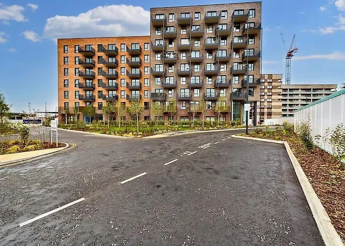 Luxury & Bright Apartment-Near Tube & Shops -Gym Access