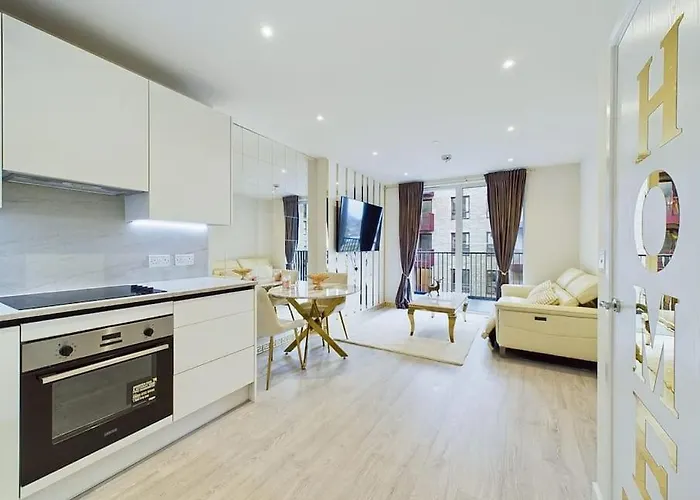 Luxury & Bright Apartment-Near Tube & Shops -Gym Access