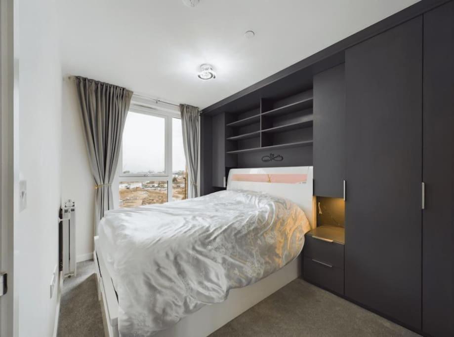 Luxury & Bright Apartment-near Tube & Shops -gym Access Hatch End