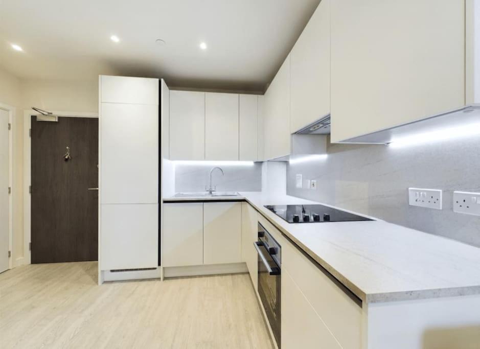 Luxury & Bright Apartment-near Tube & Shops -gym Access * Hatch End