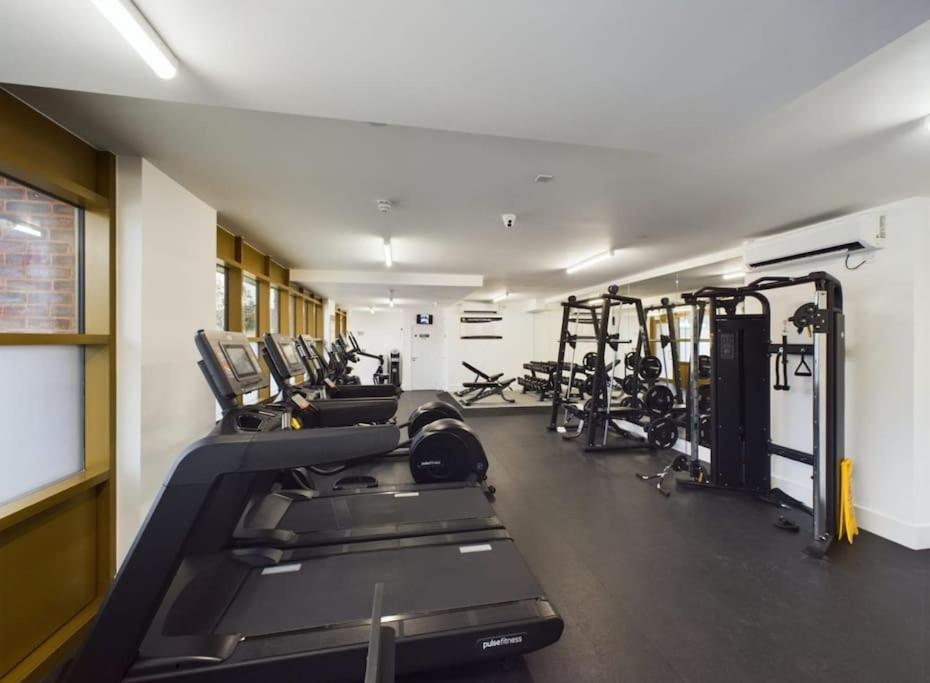 Luxury & Bright Apartment-near Tube & Shops -gym Access *