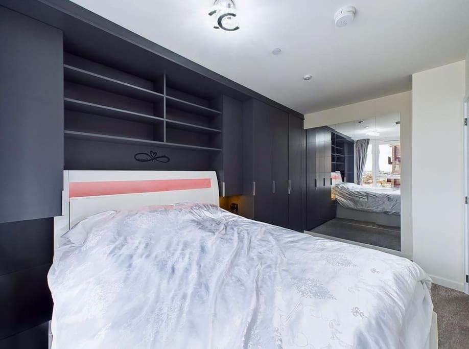 Luxury & Bright Apartment-near Tube & Shops -gym Access Hatch End