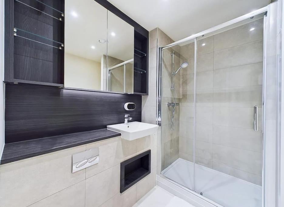 Luxury & Bright Apartment-near Tube & Shops -gym Access Apartment Hatch End