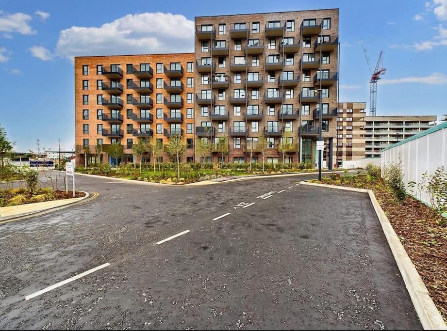Luxury & Bright Apartment-near Tube & Shops -gym Access * Hatch End