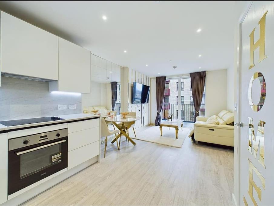 Luxury & Bright Apartment-near Tube & Shops -gym Access Apartment